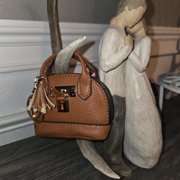 Elegant Brown Leather Handbag - Picture 1 of 4